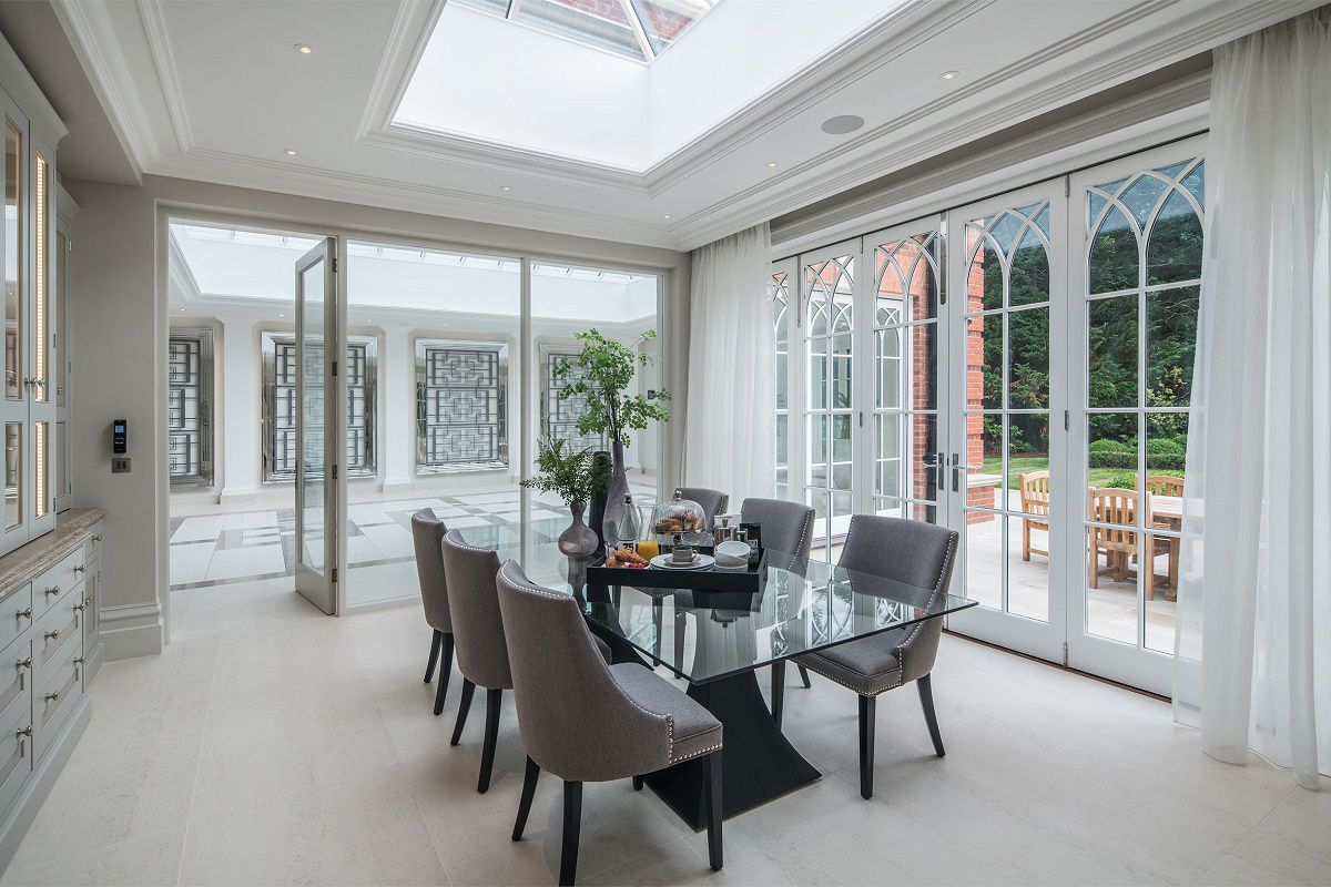 Neo-Georgian style breakfast room