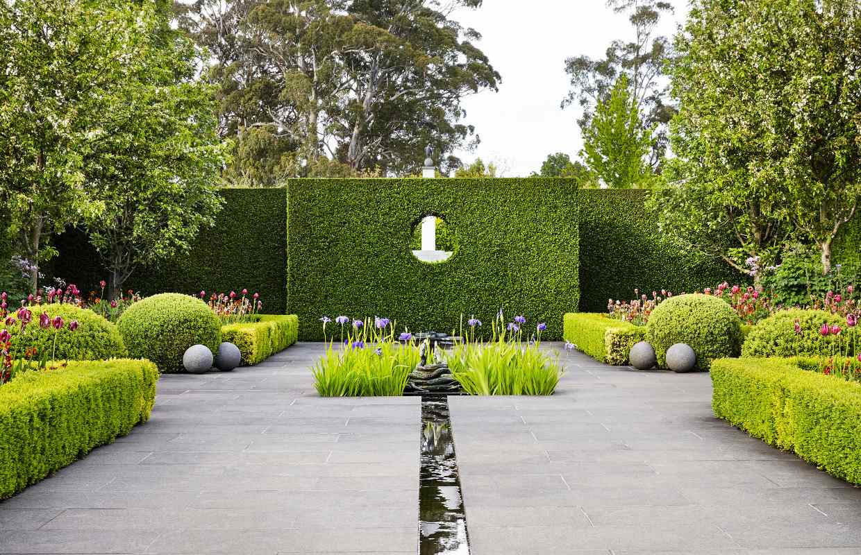 Paul Bangay modern country gardens Privet entry wall