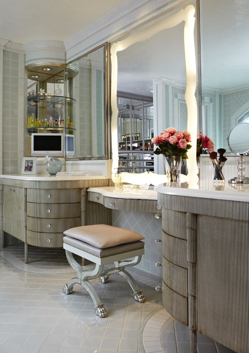 Bradfield & Tobin art-focused design master bathroom